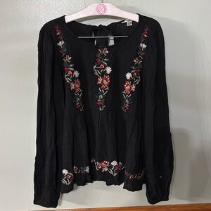 American Eagle tie back peplum top. Floral embroidered detail. Size: small.